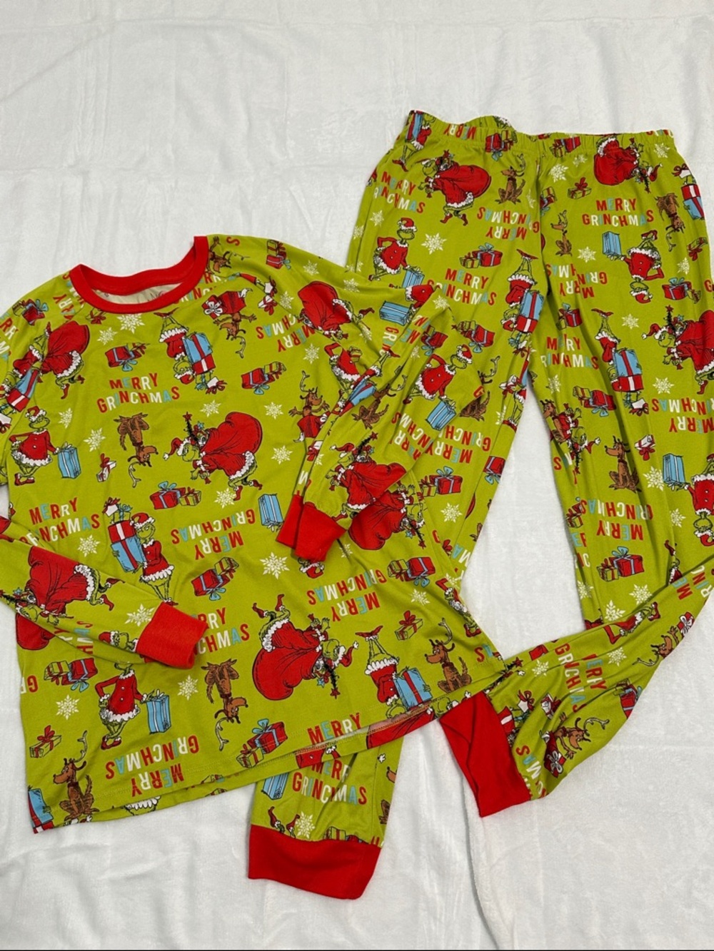 🕯️ The Grinch Pajama Set